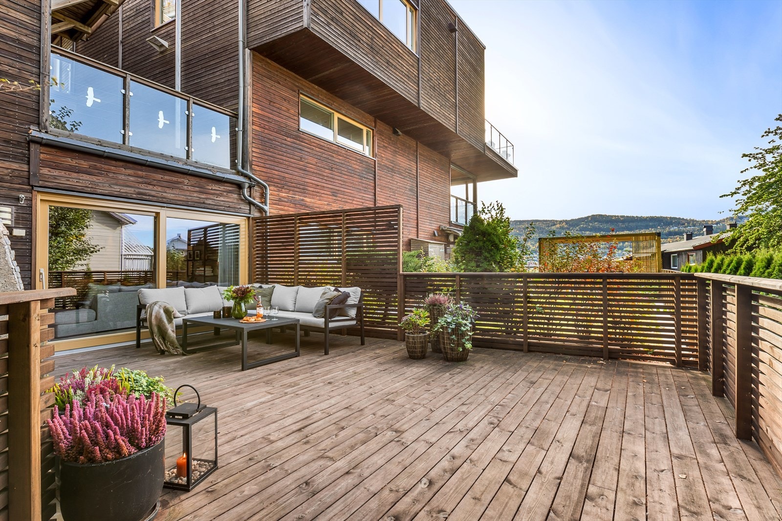 Leiligheten har flotte fasiliteter med bl.a utgang til stor terrasse Galleribilde