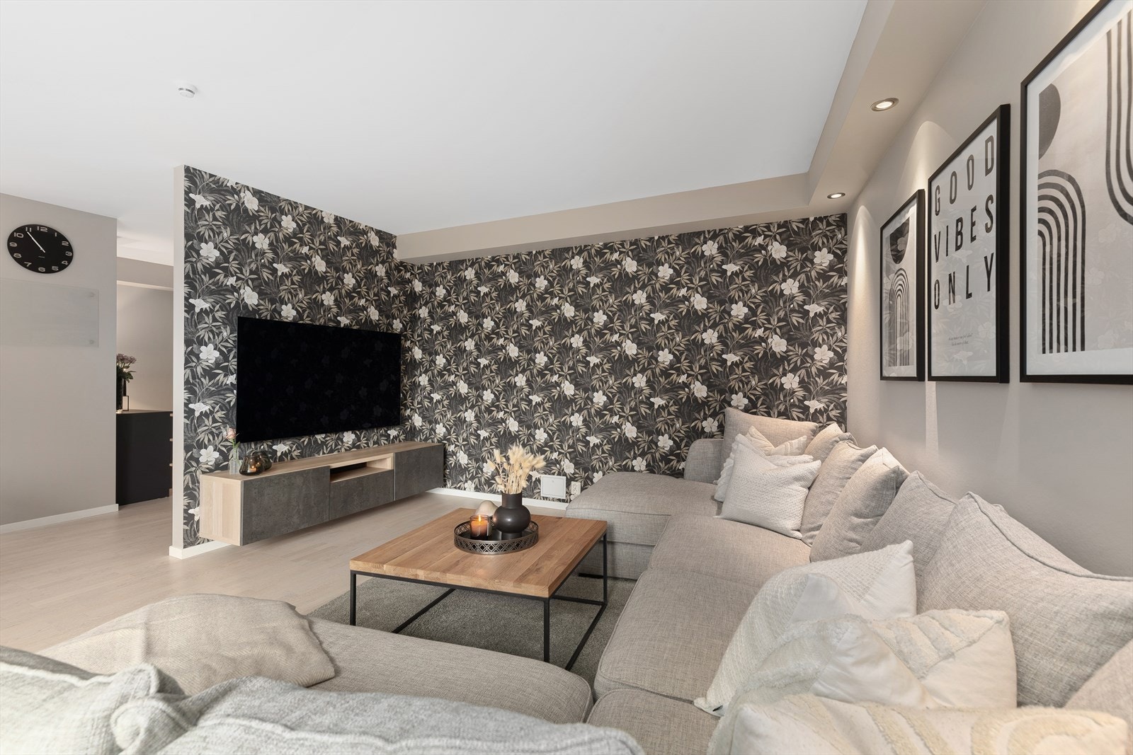 Stuen er innredet med parkett på gulv og malte slette flater på vegger og himling samt tapet Galleribilde