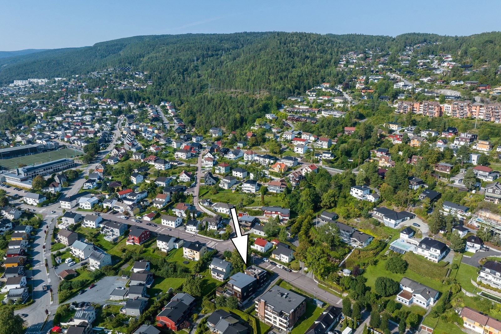 En liten gåtur fra boligen går spaserveien inn i fantastiske Hamborgstrømskogen. Om vinteren er det flotte preparerte skiløyper i marka eller om man foretrekker alpint ligger Aronsløypa like i nærheten Galleribilde