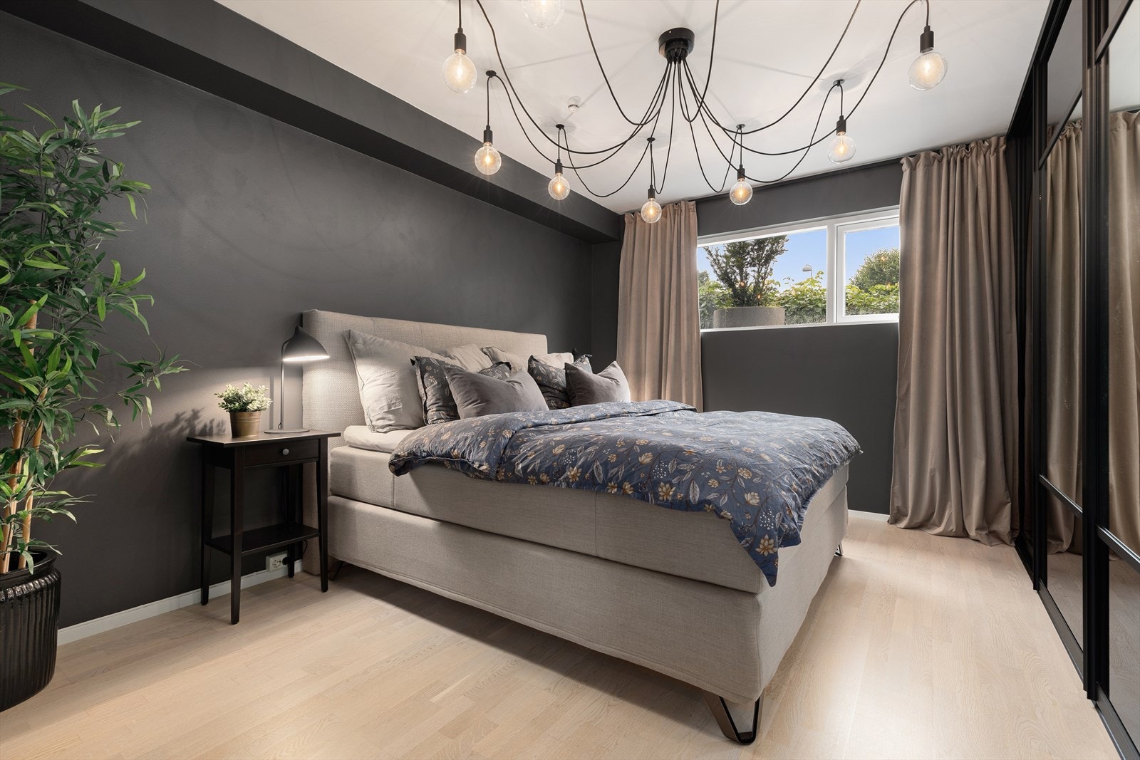 Leiligheten har 2 soverom som begge holder en god størrelse. Hovedsoverommet gir god plass til dobbeltseng med tilhørende nattbord og har rikelig med klesoppbevaring i langsgående skyvedørsgarderobe Galleribilde