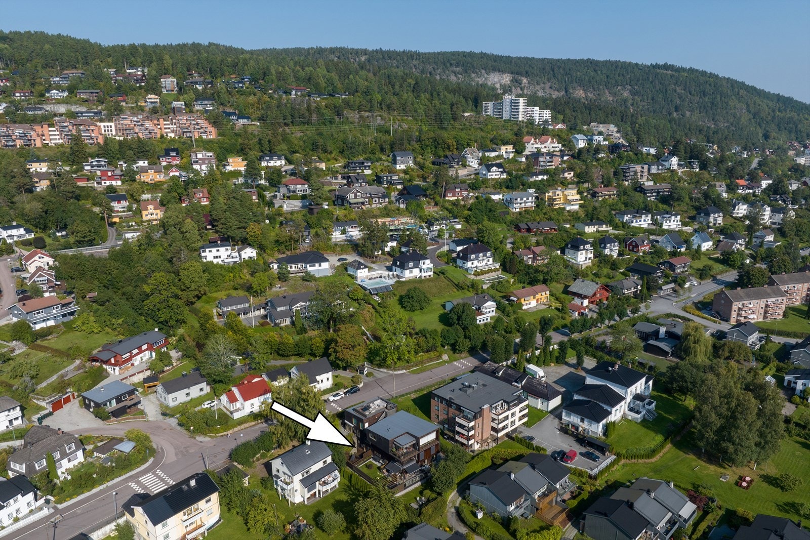 Hele våren, sommeren og høsten har man uendelige muligheter til fine gåturer eller joggeturer i marka, om det skal være seg på stier eller spaserveier Galleribilde
