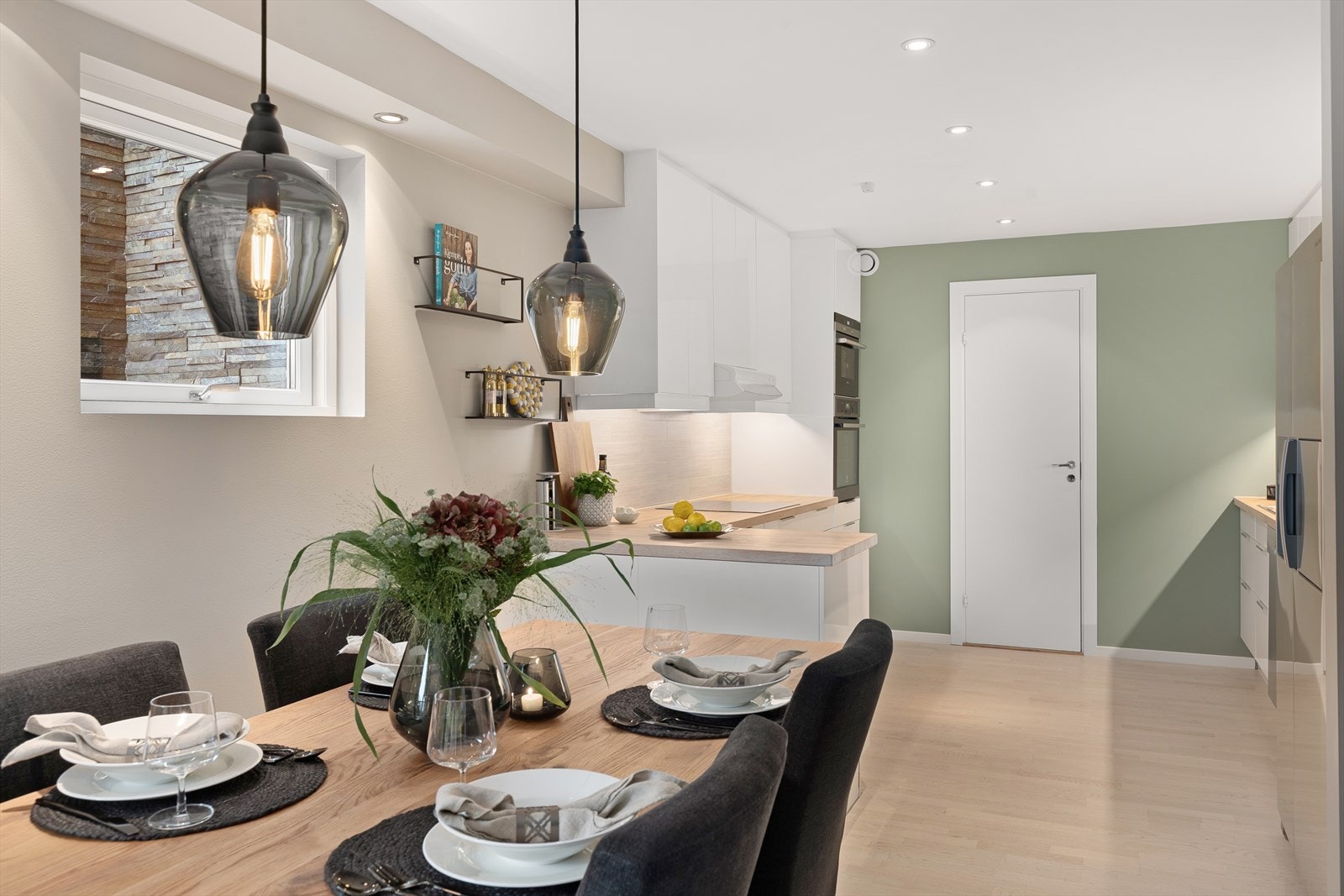 Kjøkkenet er lyst og pent fra Ikea som var nytt i 2011 Galleribilde