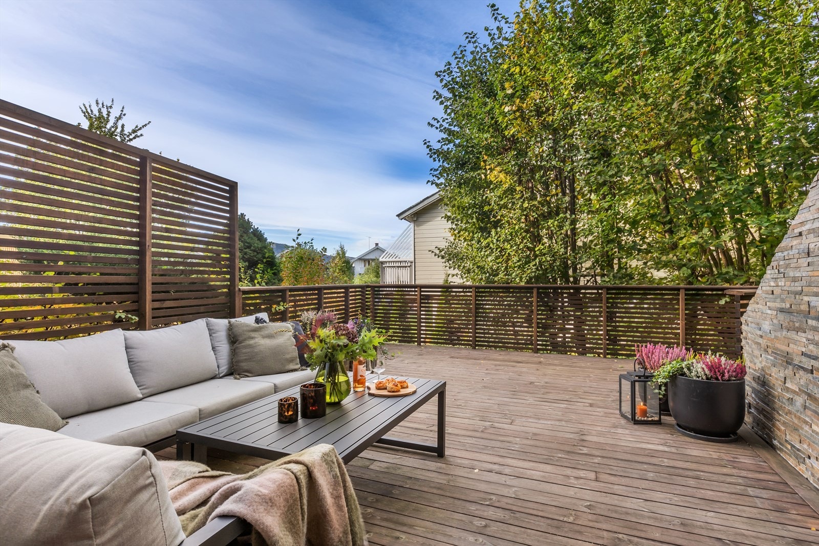 Det er satt opp levegg for skjerming mot nabo Galleribilde