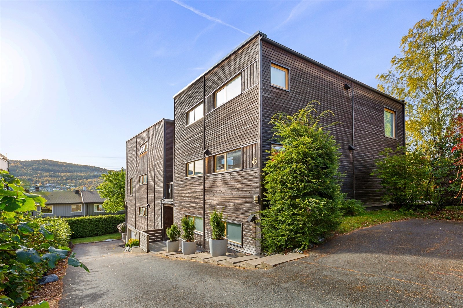 Dette er en pen 3-roms eierseksjon i 1. etasje i boligkompleks fra 2008 Galleribilde