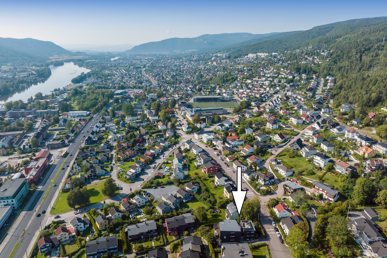 Dette er et svært familievennlig boområde med kort vei til skoler og barnehager. Øren barneskole kun 300m unna, og Børresen ungdomsskole kun 800m unna Galleribilde
