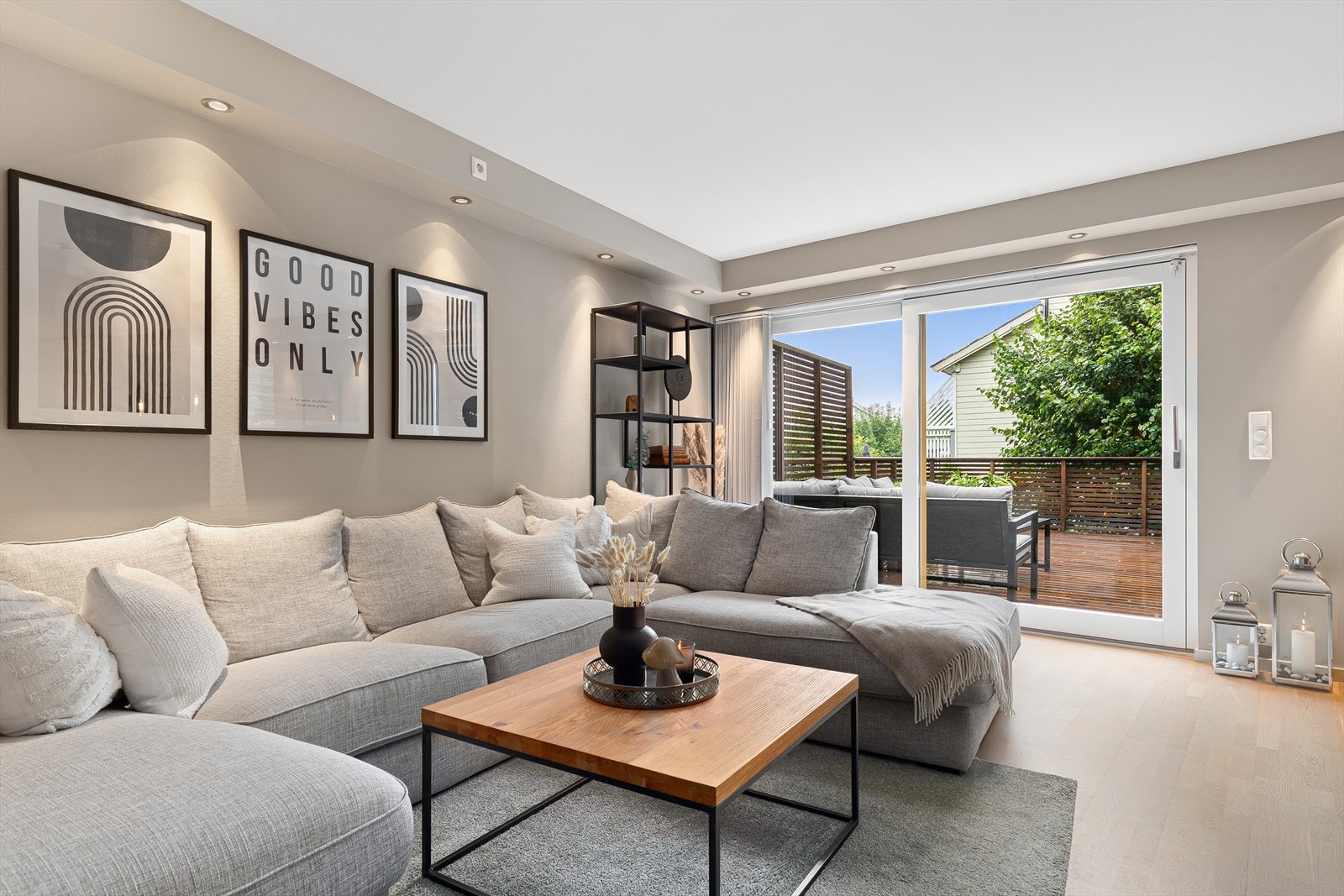 Fra stuen er det utgang til stor terrasseplatting Galleribilde