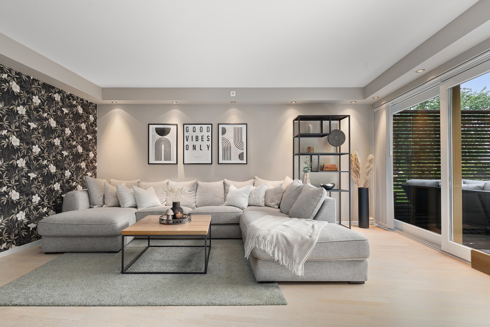 Innfelte downlights i lyskasser i himling langs veggene Galleribilde