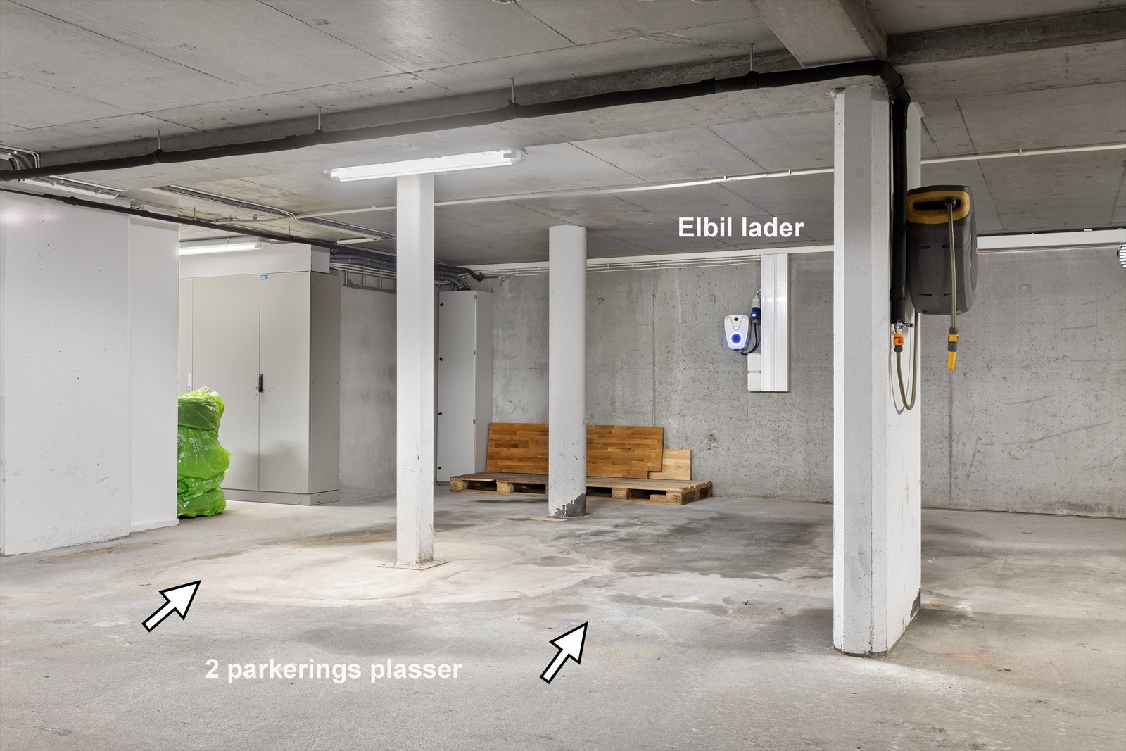 Det medfølger 2 stk parkeringsplasser i felles garasjeanlegg. Det er montert ladeboks for elbil. Galleribilde