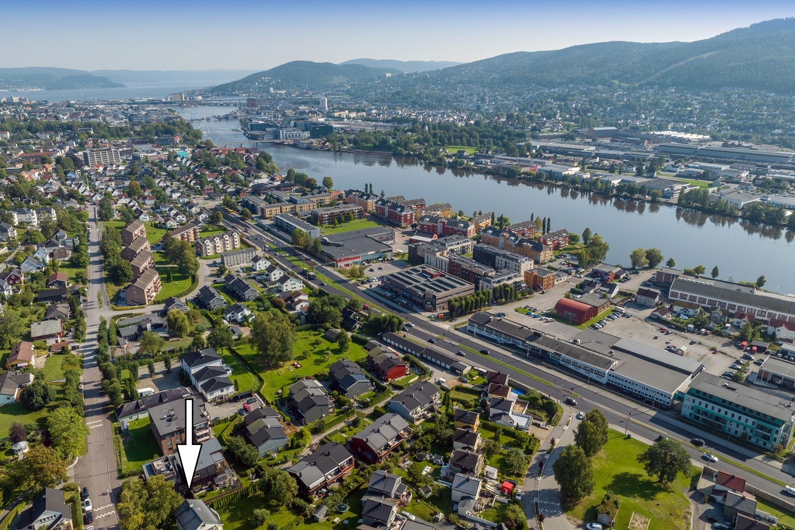 Leiligheten ligger i et veletablert og attraktivt boligområde på Øren - like ved by og natur Galleribilde
