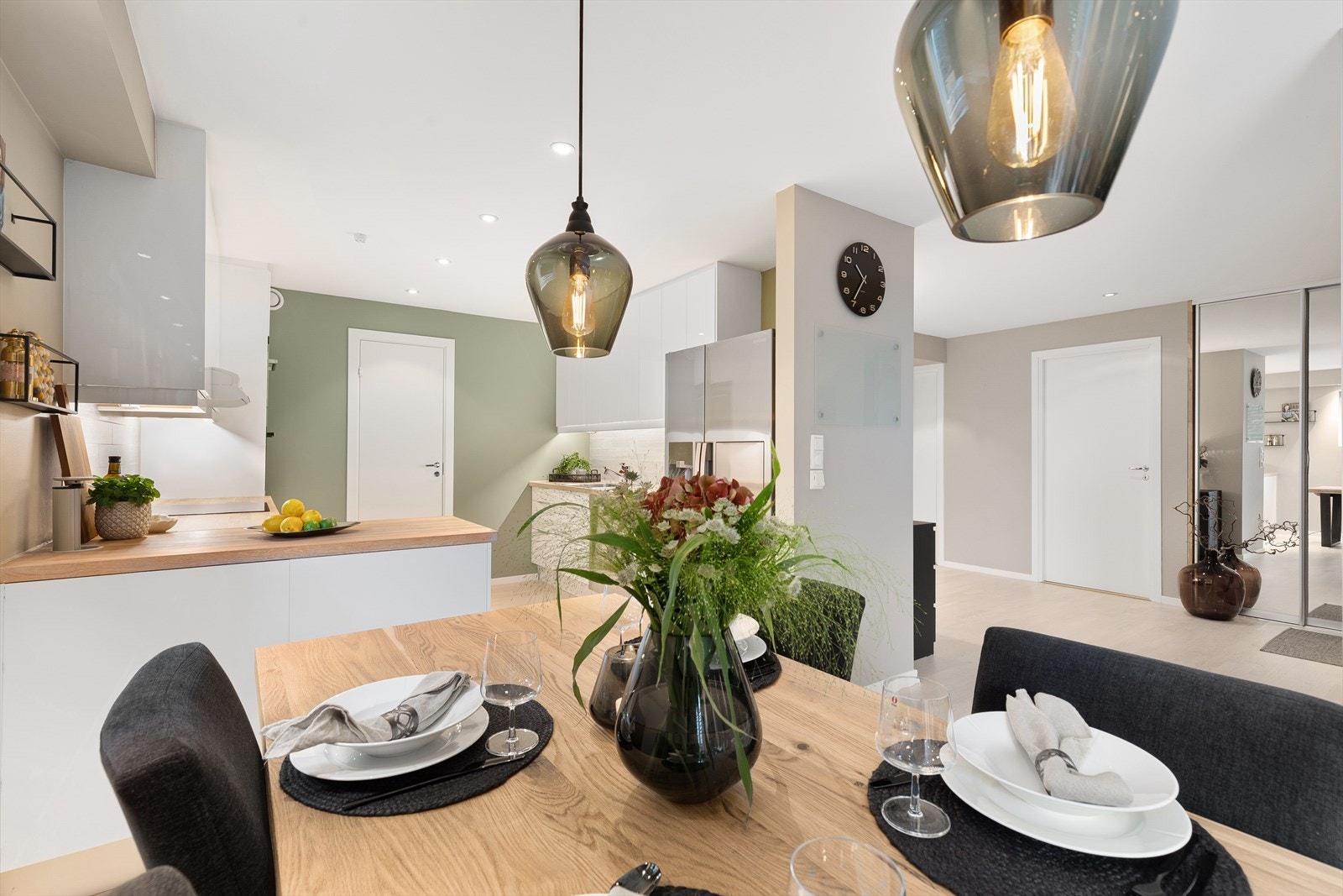 I åpen sosial løsning til stuen finner vi kjøkkenet Galleribilde