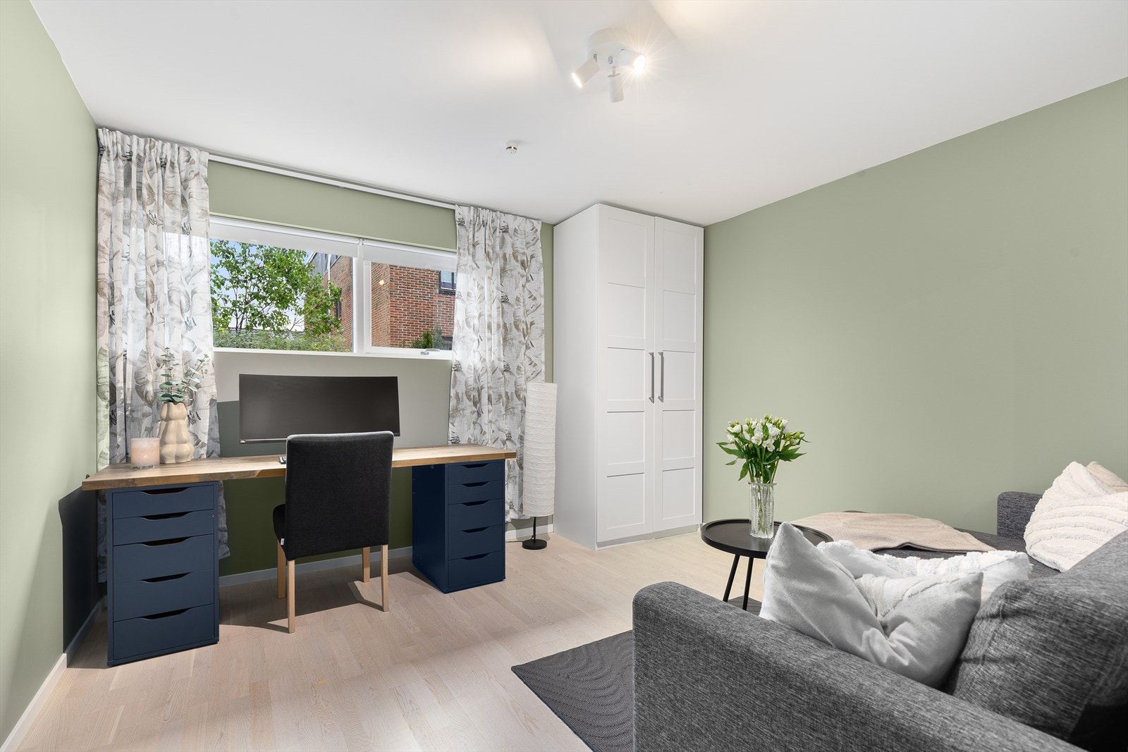 Her er det fin plass til seng med tilhørende nattbord, skrivepult samt takhøye garderobeskap for klesoppbevaring Galleribilde