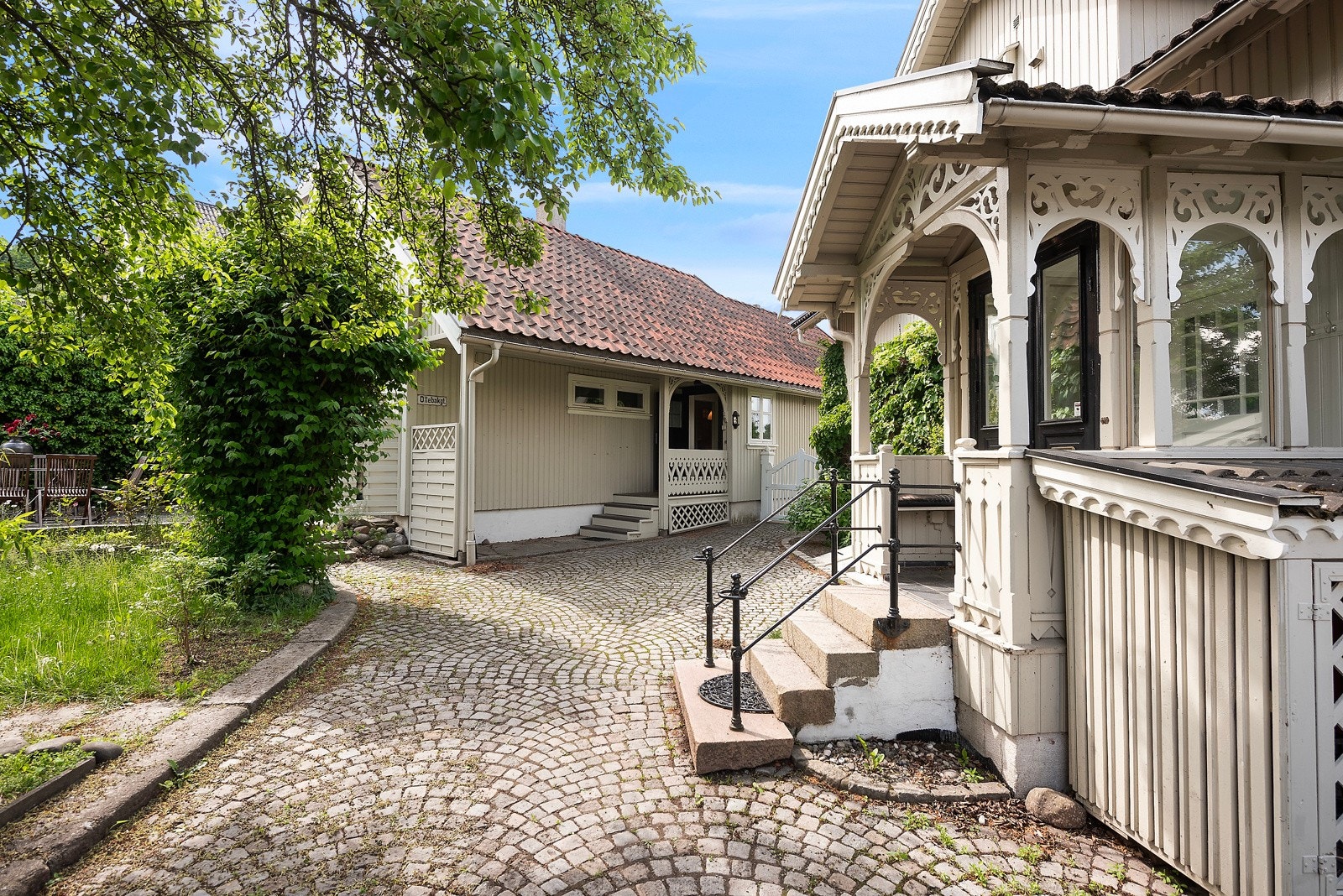 Velkommmen inn til et tidstypisk inngangsparti med klassiske utskjæringer Galleribilde