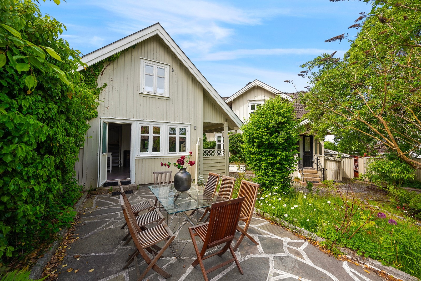 Sidebygning er oppført 1988. Vi tar en titt inne i den også Galleribilde