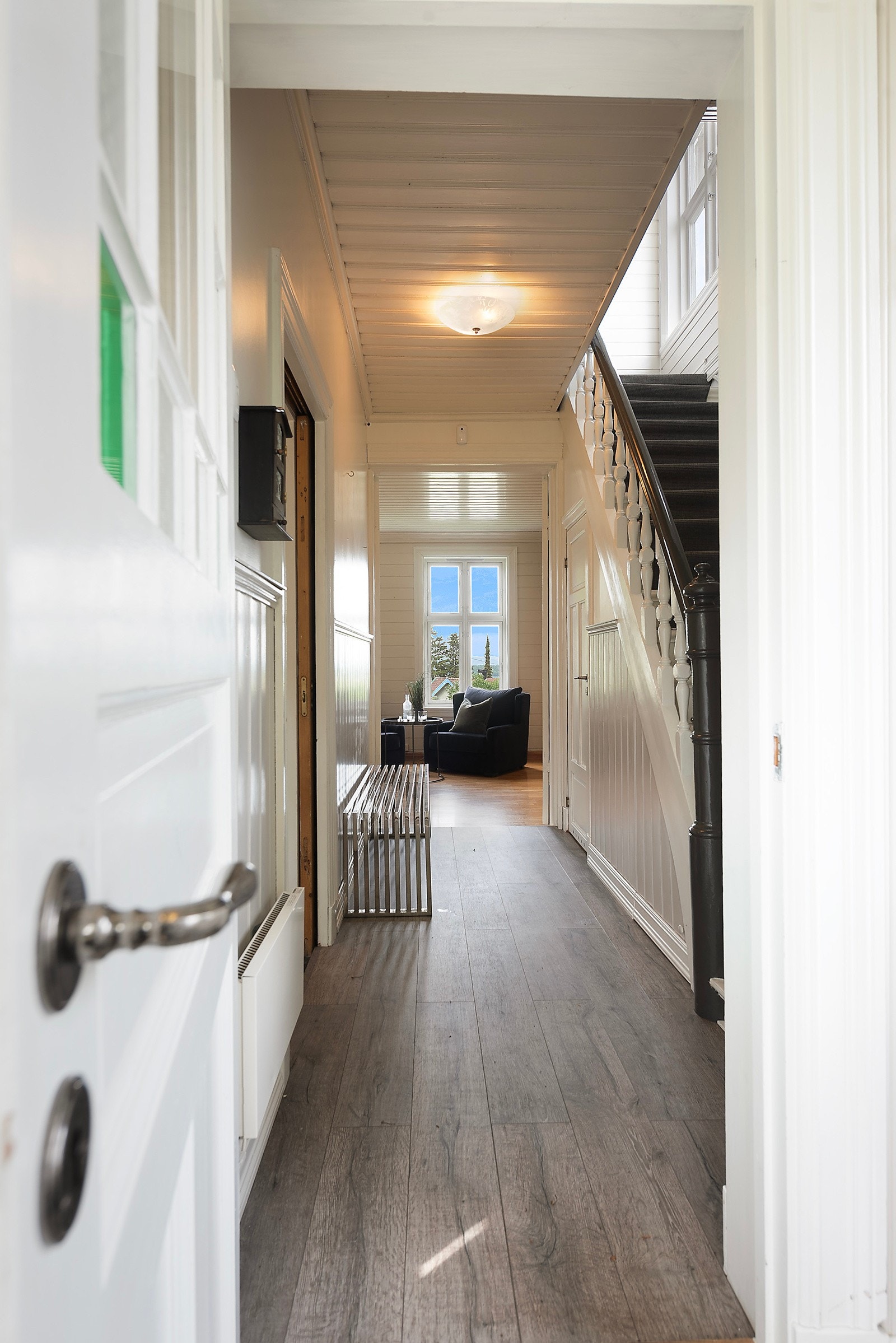 Videre inn i gangen. Galleribilde