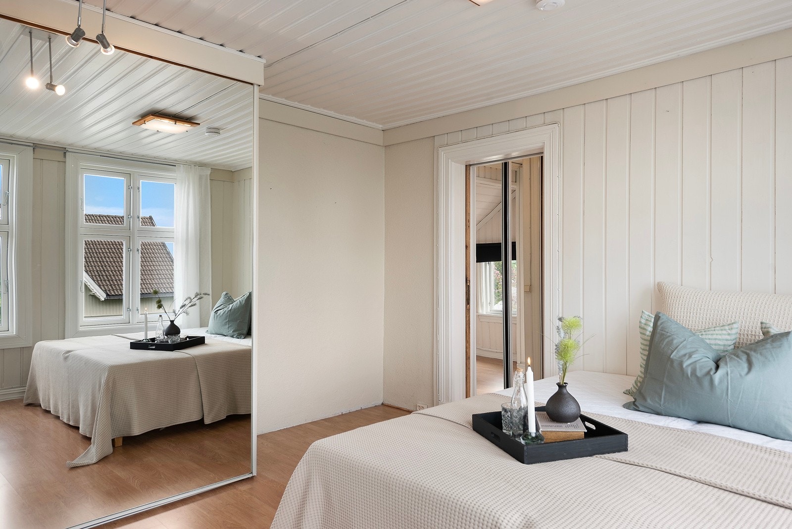 Det er 2 soverom og et kontor i denne etasjen samt en del boder og alkover. Galleribilde