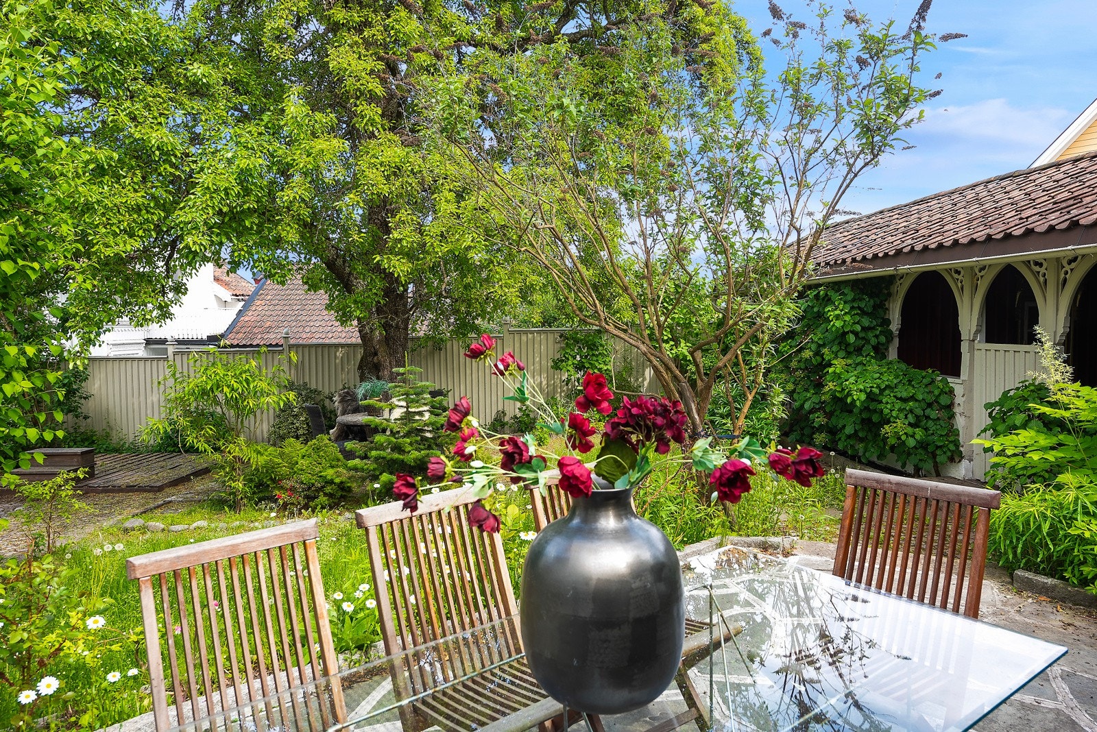 Flott stor sommerstue der barna kan leke fritt. Flere rom og hemser Galleribilde