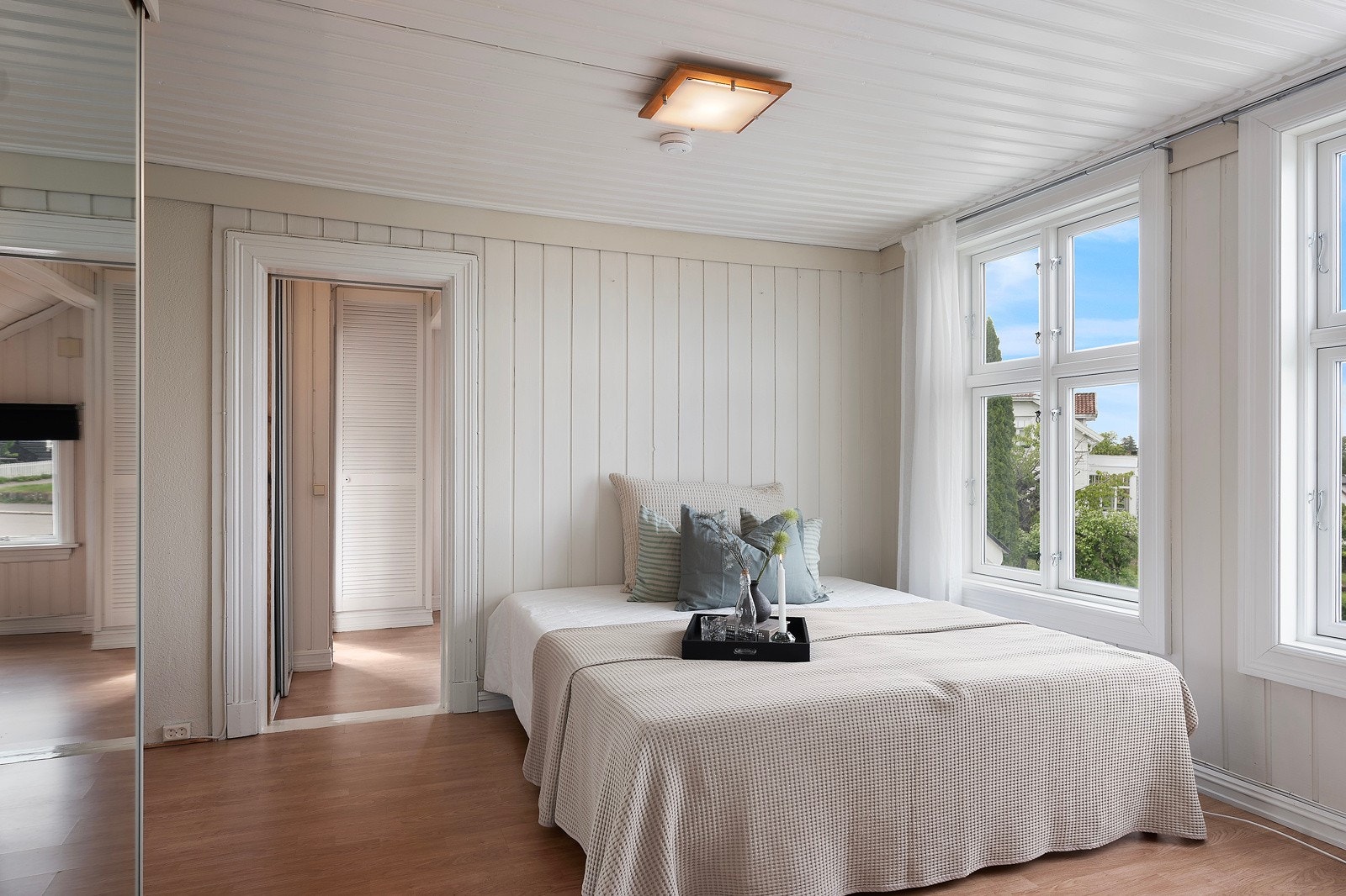 Stort og fint soverom med utsikt Galleribilde