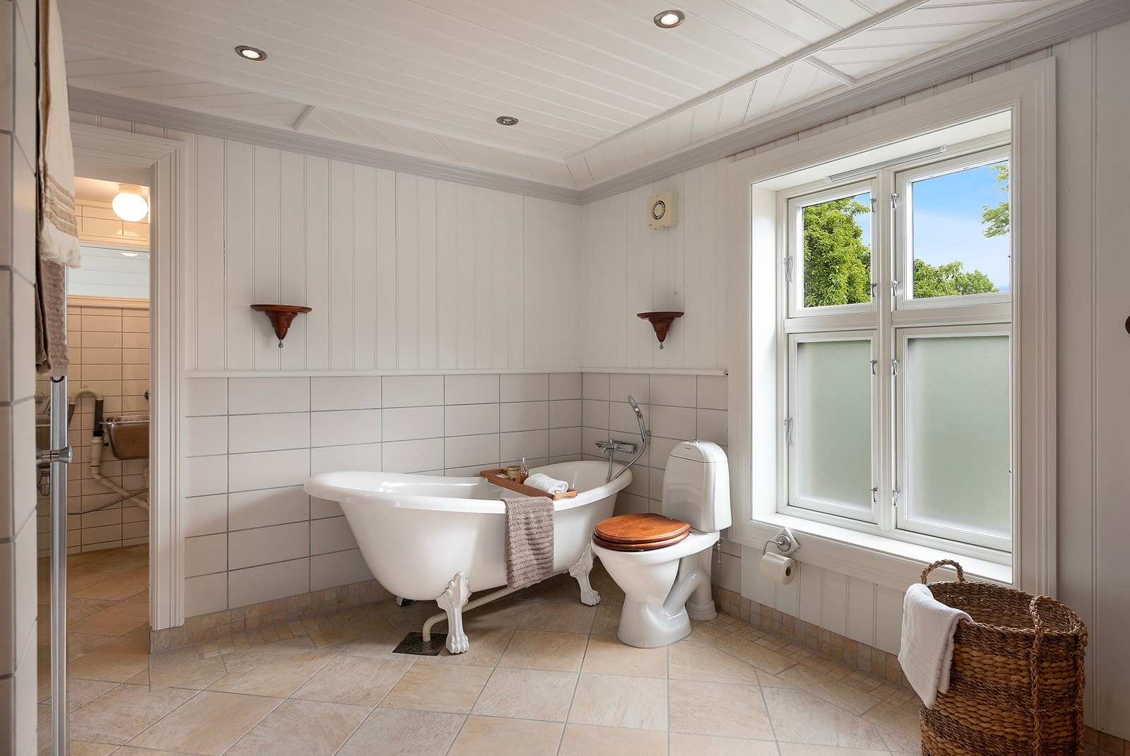 Fantastisk fint lys inn i baderommet. Forestill deg at du tar en bad i dette rommet. Galleribilde