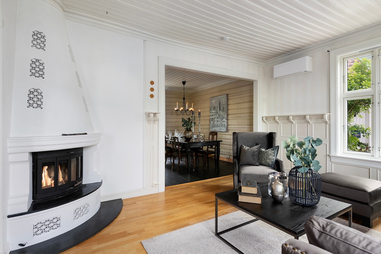 Tv-stuen har også en vedovn til kos og hygge. Varmpumpe er også godt å ha. Galleribilde