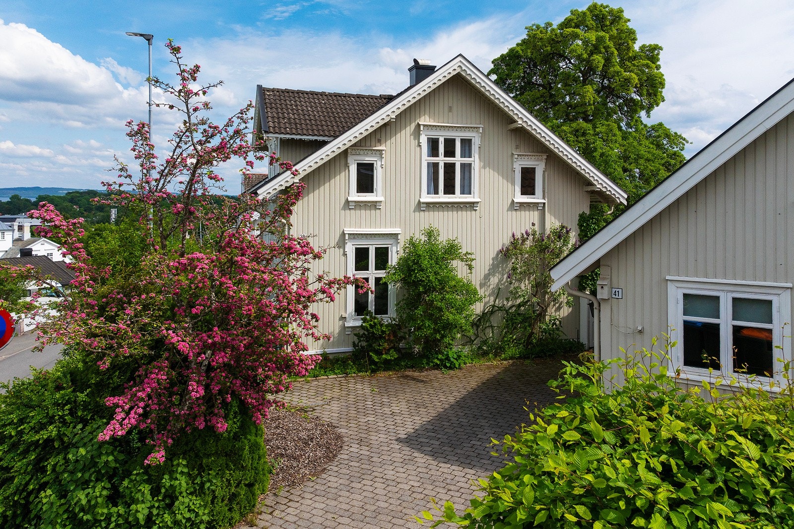 En flott eiendom med en nydelig sommerstue Galleribilde