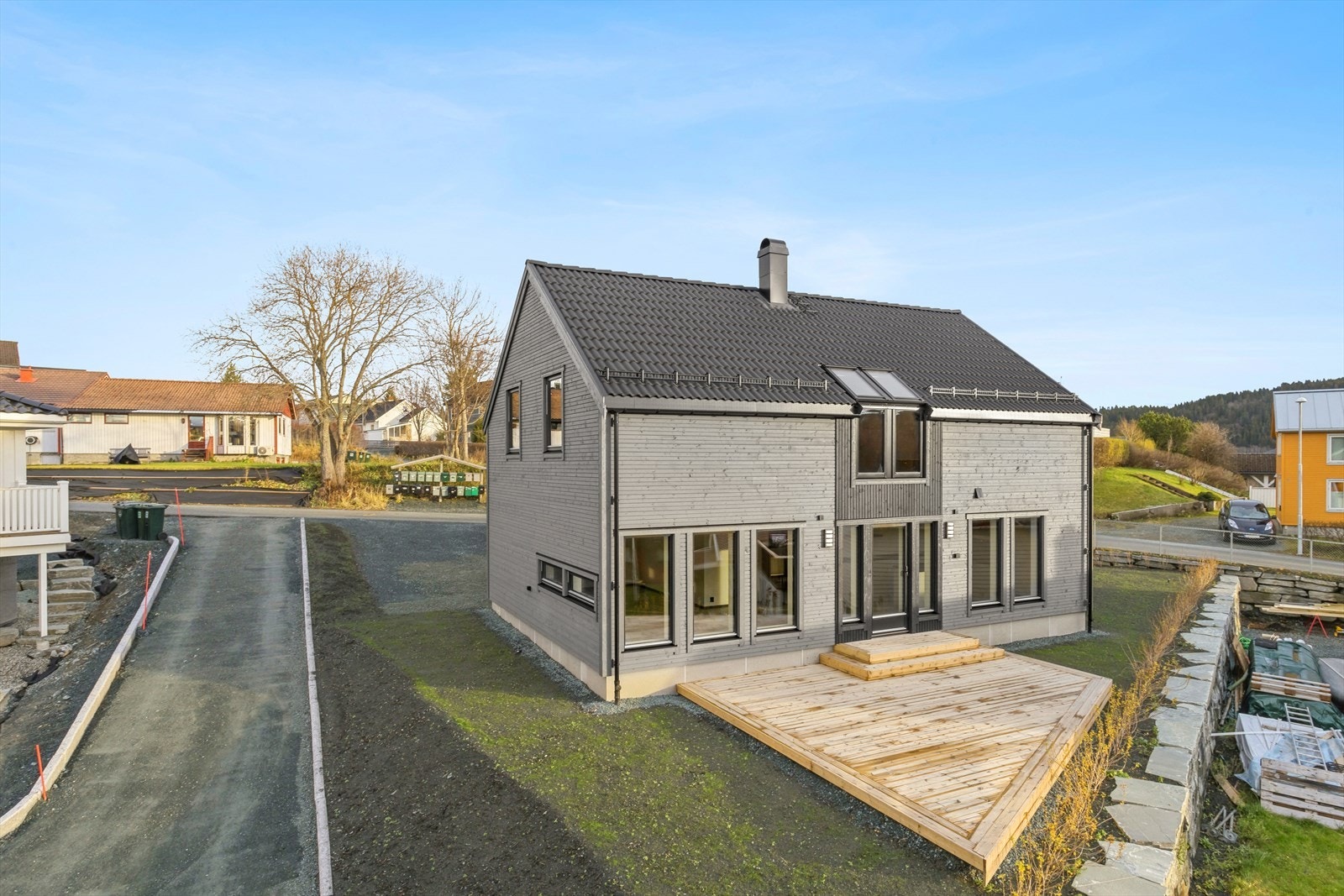 Rolig og etablert boligområde med kort vei til buss, dagligvare, barnehage og Åsvang barneskole. Galleribilde