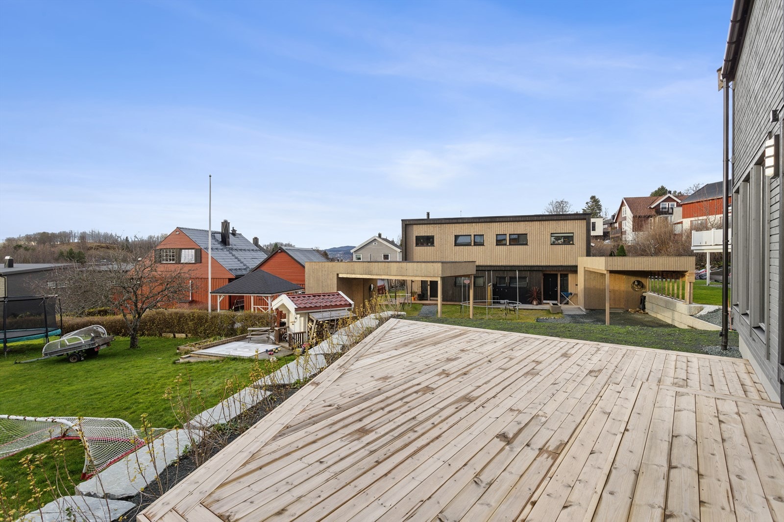 Utgang til stor terrasse og plen fra stua. Meget gode solforhold fra tomten. Galleribilde