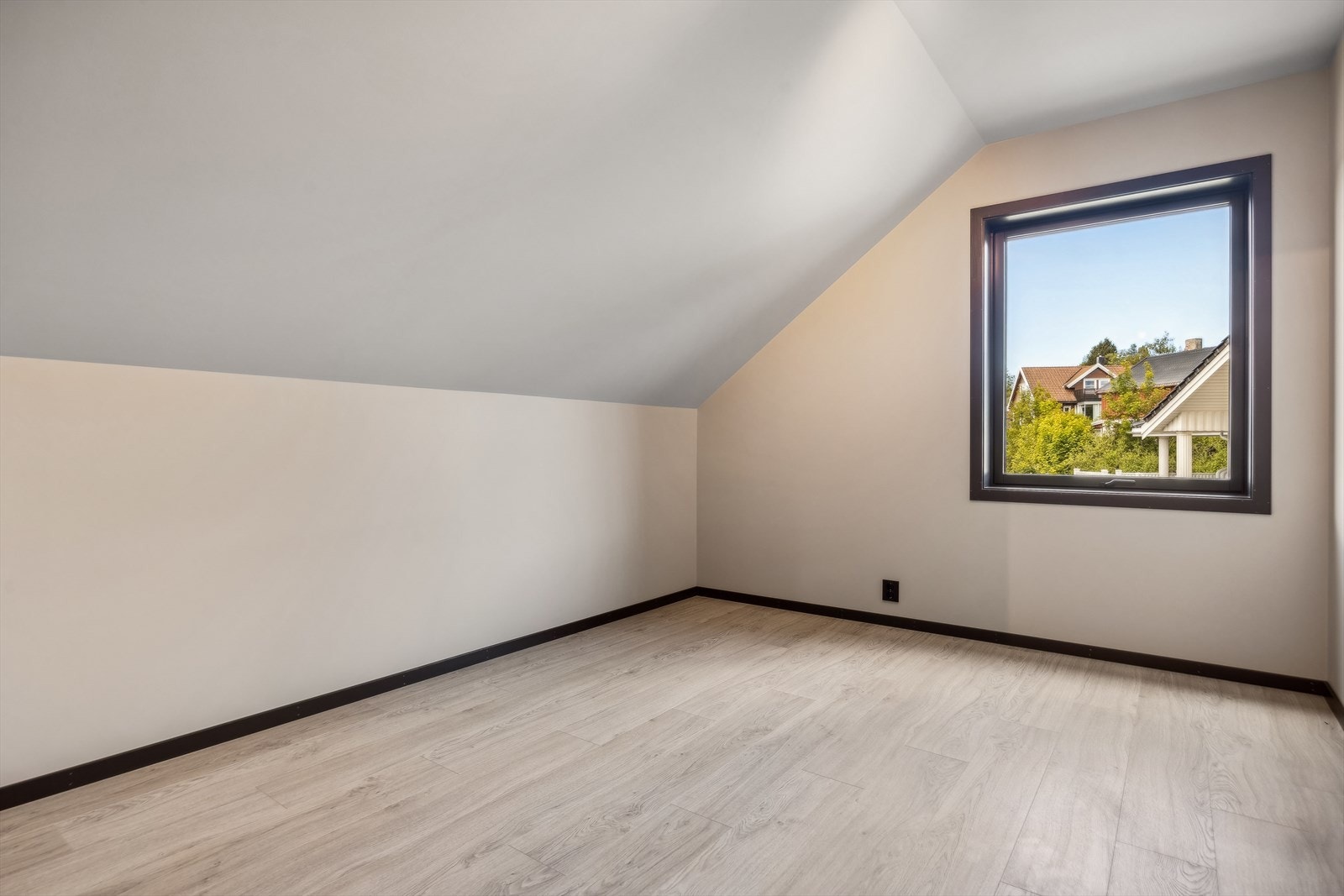 Det er 3 soverom i 2.etg. Soverom 1 er på 10,2 kvm Galleribilde