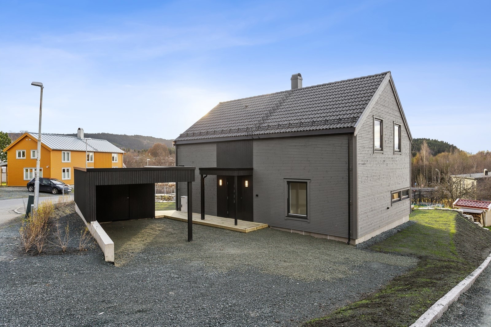 DNB Eiendom v/Espen Trana ønsker velkommen til Loholtbakken 2 C. Nyoppført enebolig i populært boligområde nær Estenstadmarka. Galleribilde