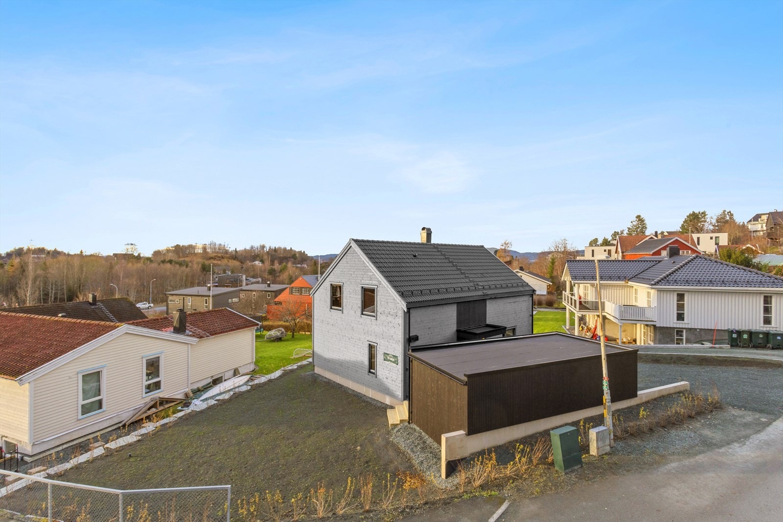 På Lohove finner du denne flotte og nyoppførte eneboligen med carport og bod som ligger på en solrik tomt i et rolig og etablert område. Galleribilde