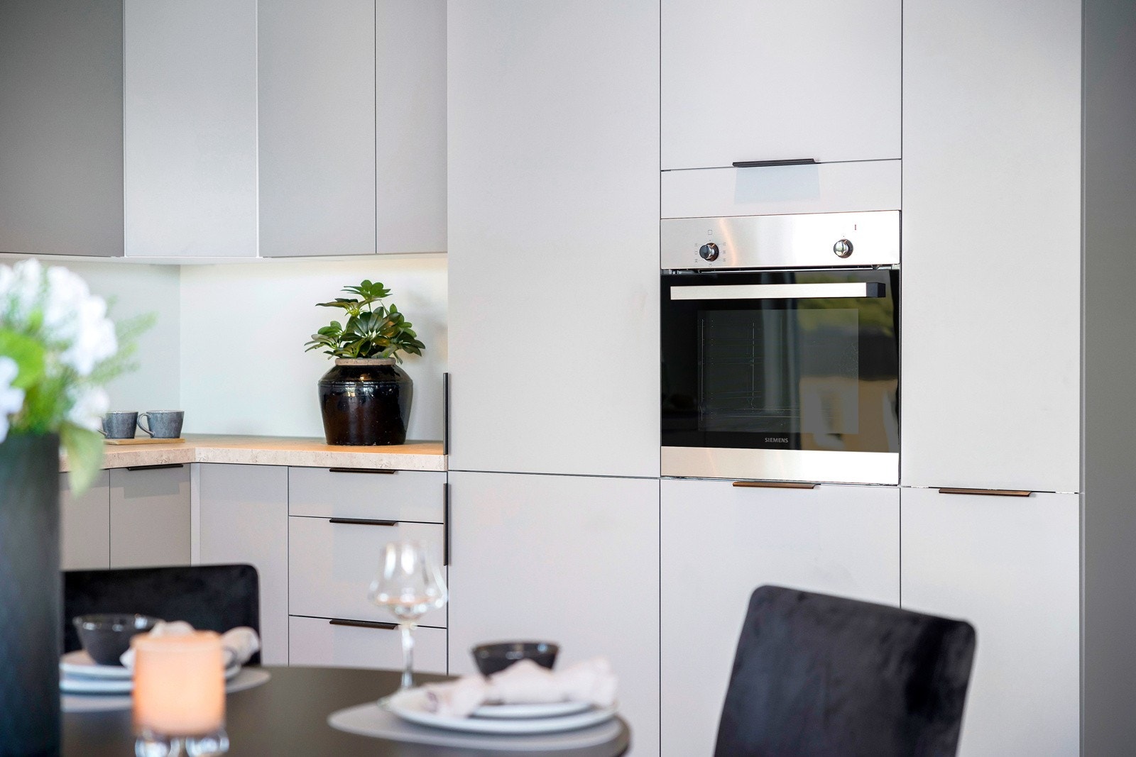 Kjøkkenet ligger i åpen løsning med stuen og har god plass til spisebord. Galleribilde