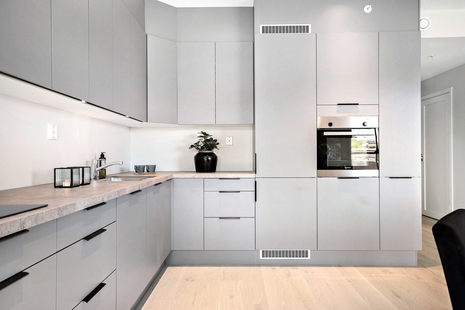 Kjøkkenet har en lekker innredning fra HTH, med integrert induksjonstopp, stekeovn, oppvaskmaskin og kombiskap. Galleribilde