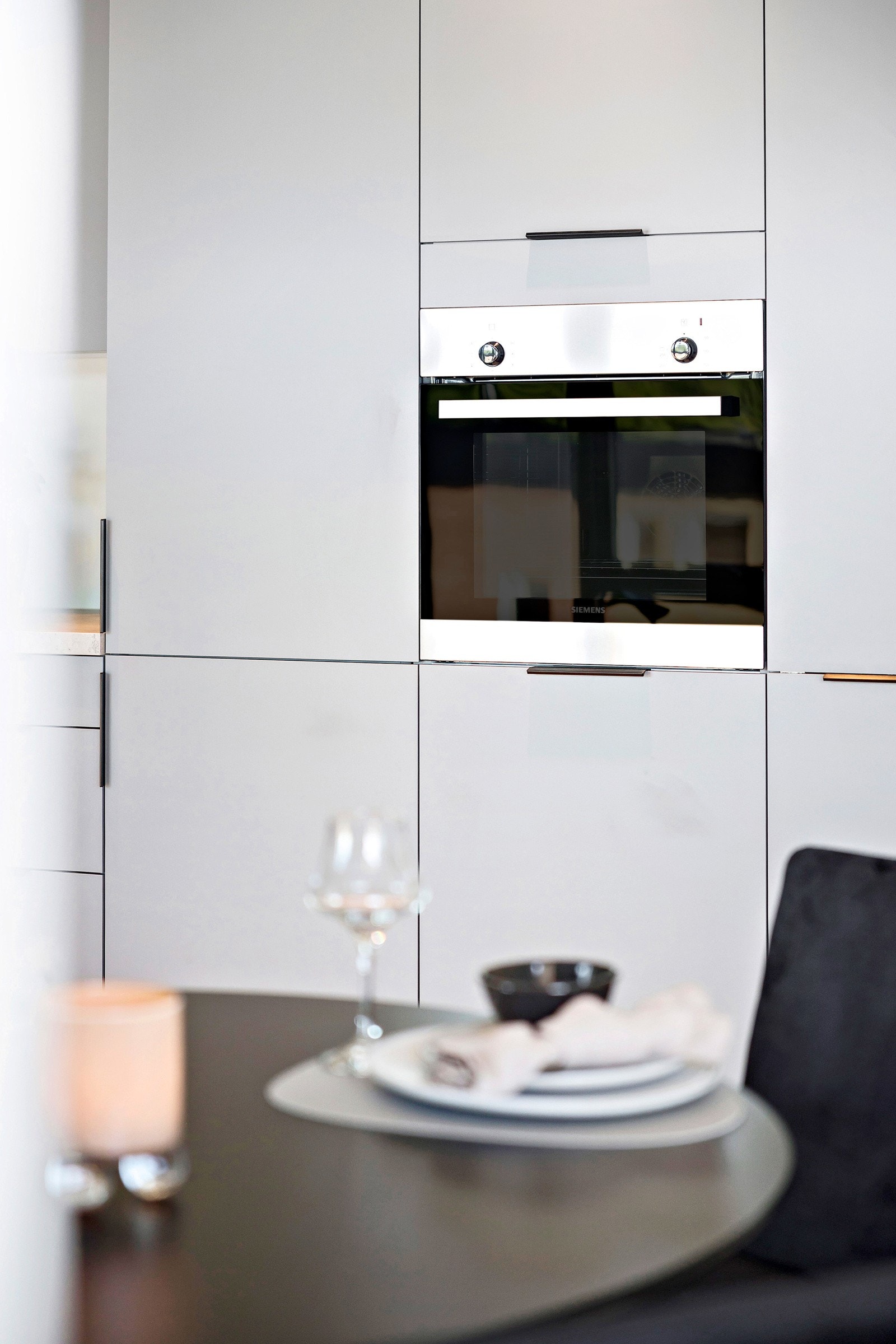 Kjøkkenet fra HTH er utstyrt med integrerte kvalitetshvitevarer fra Siemens. Galleribilde