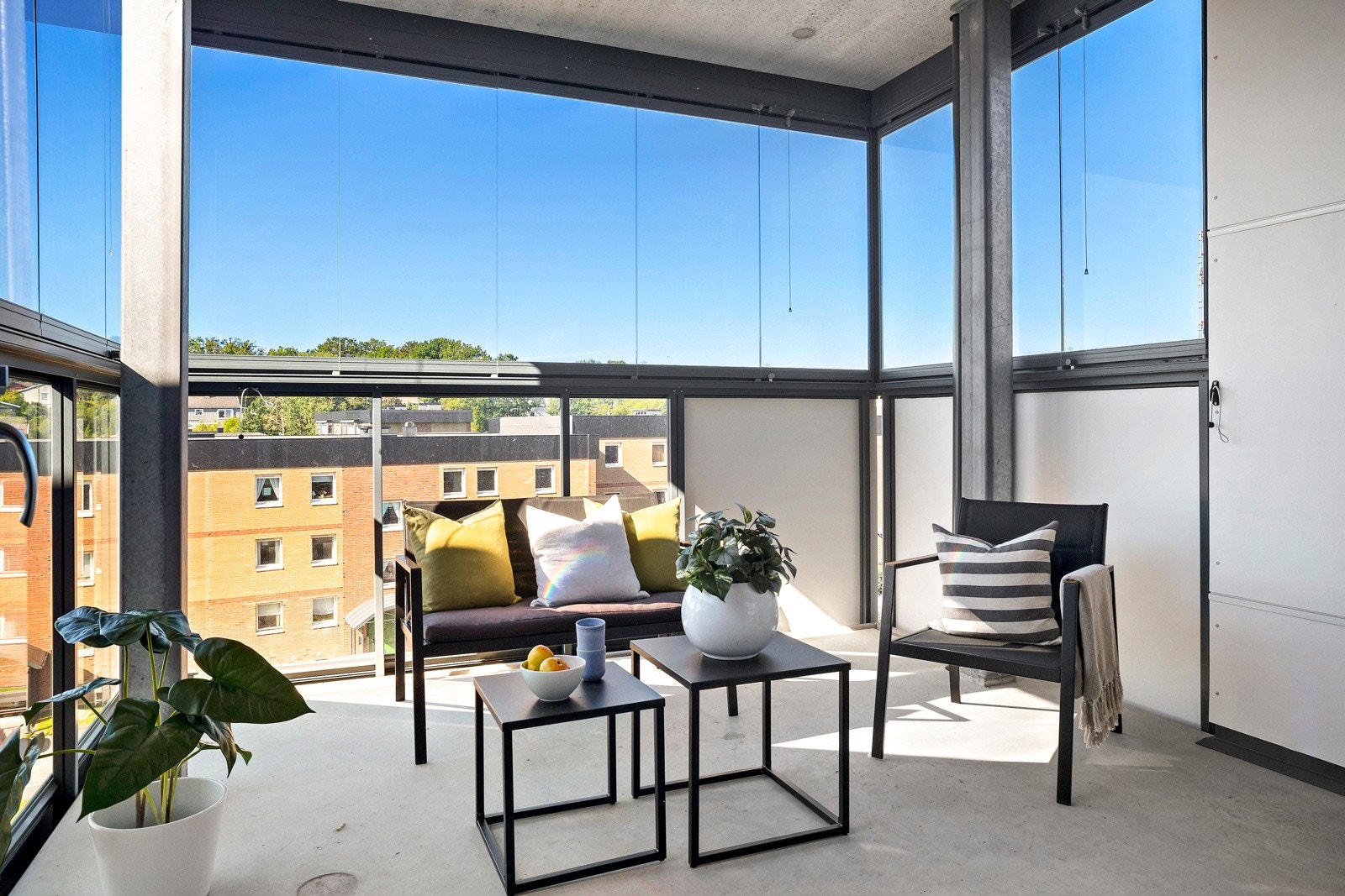 Leiligheten har en innglasset balkong med lettstelt betongdekke, god møbelplass og innglassing som kan skyves til side. Galleribilde