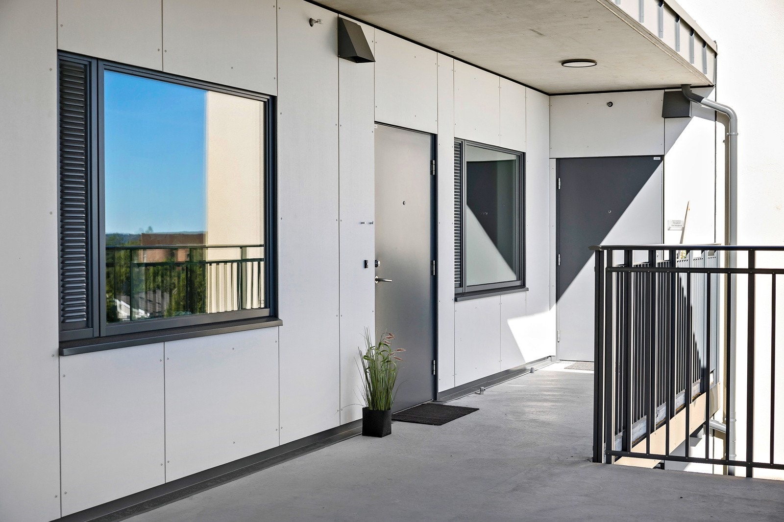 Bygget har heis til etasjeplan, og utenfor leiligheten er det en fin uteplass med belysning og overbygg. Galleribilde