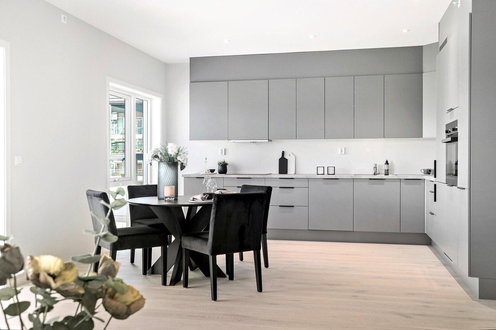 Mot kjøkkenet er det god plass til spisebord og sosiale måltider med familie og venner. Galleribilde