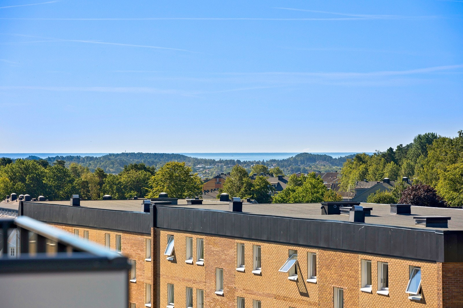 Utsikten fra balkongen strekker seg over nærområdet og helt til fjorden. Galleribilde