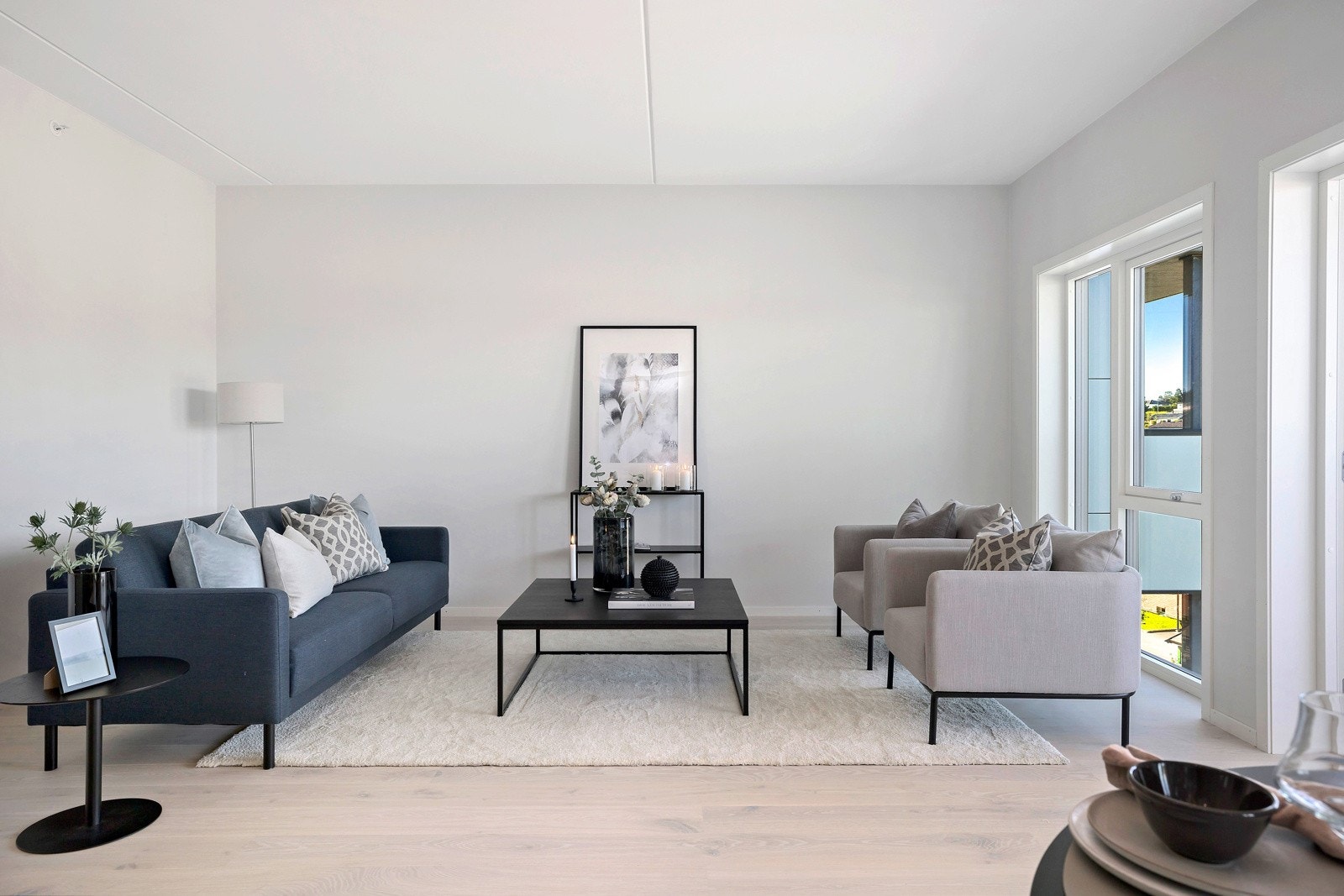 Stuen har et møbleringsvennlig areal med plass til en romslig tv-lounge og spisebord i hver sin sone. Galleribilde