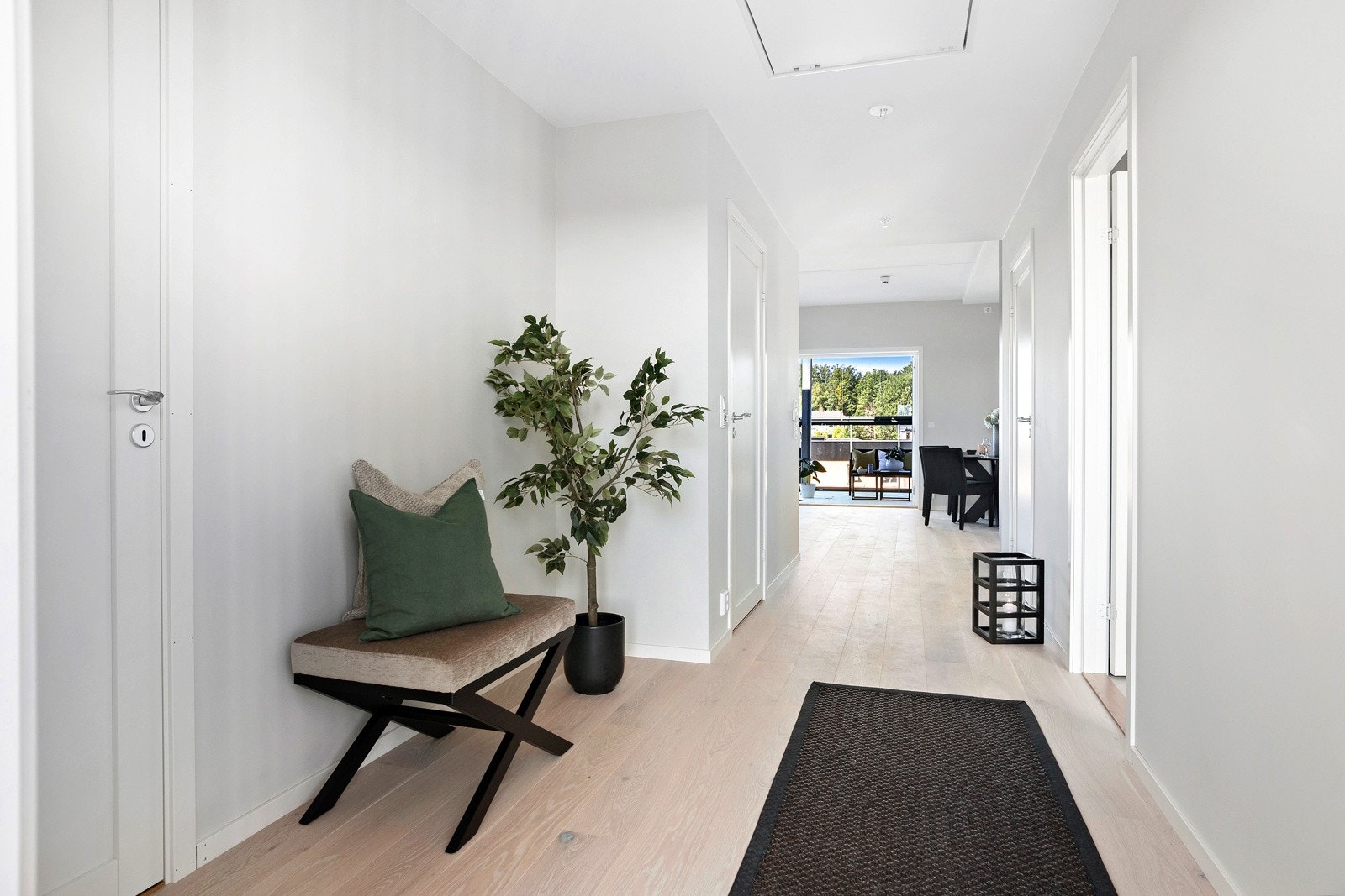 Leiligheten har en gjennomført lys, nordisk stil med god kvalitet på materialer og utførelse. Galleribilde