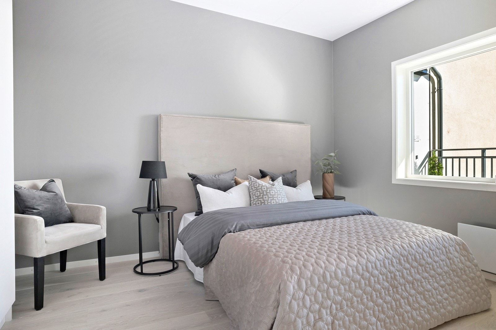 Soverommene ligger i østlig retning, med vinduer mot uteplassen ved inngangen. Galleribilde