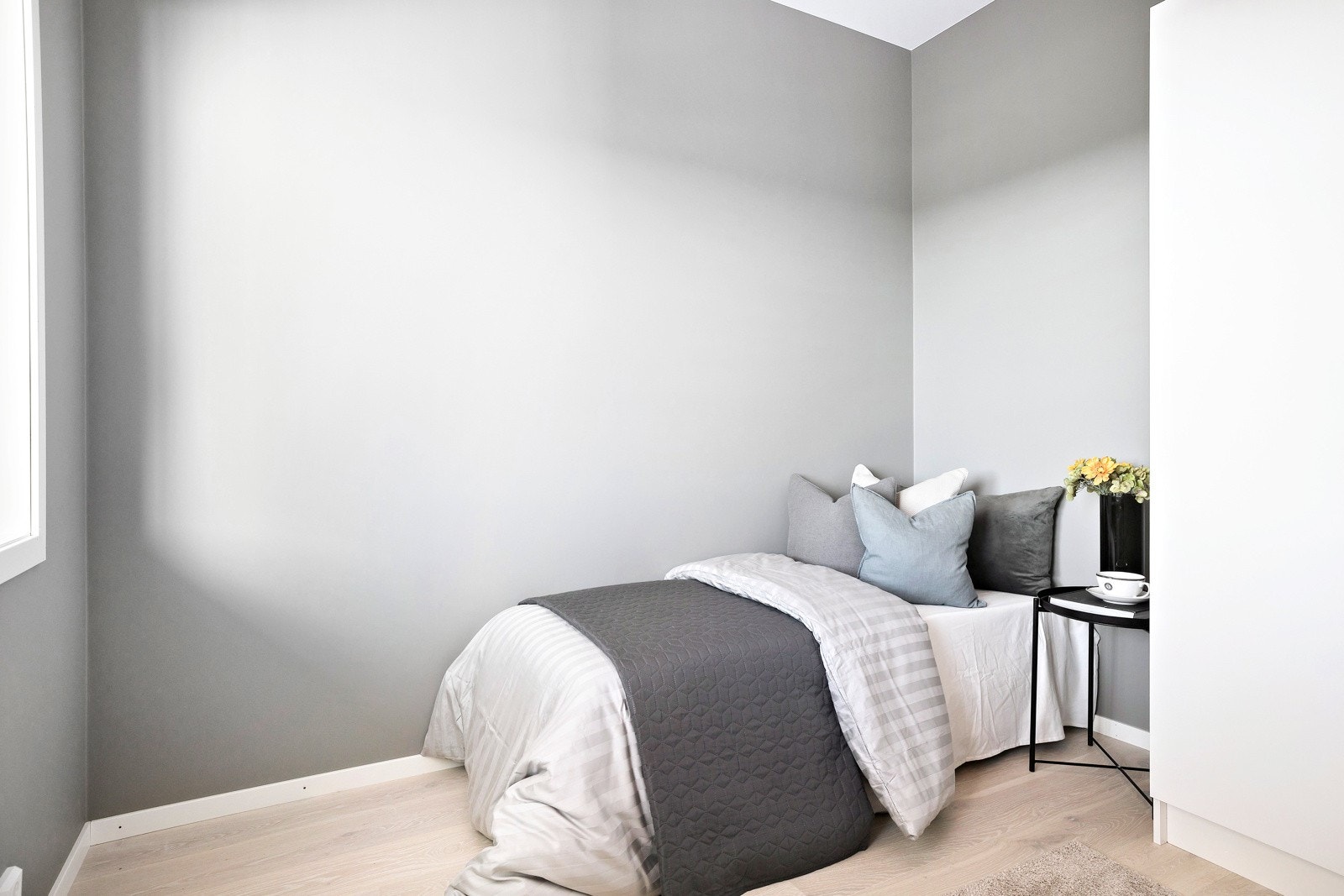 Leiligheten har to gode soverom med hvite garderobeskap, gråmalte vegger og enstavs parkettgulv. Galleribilde