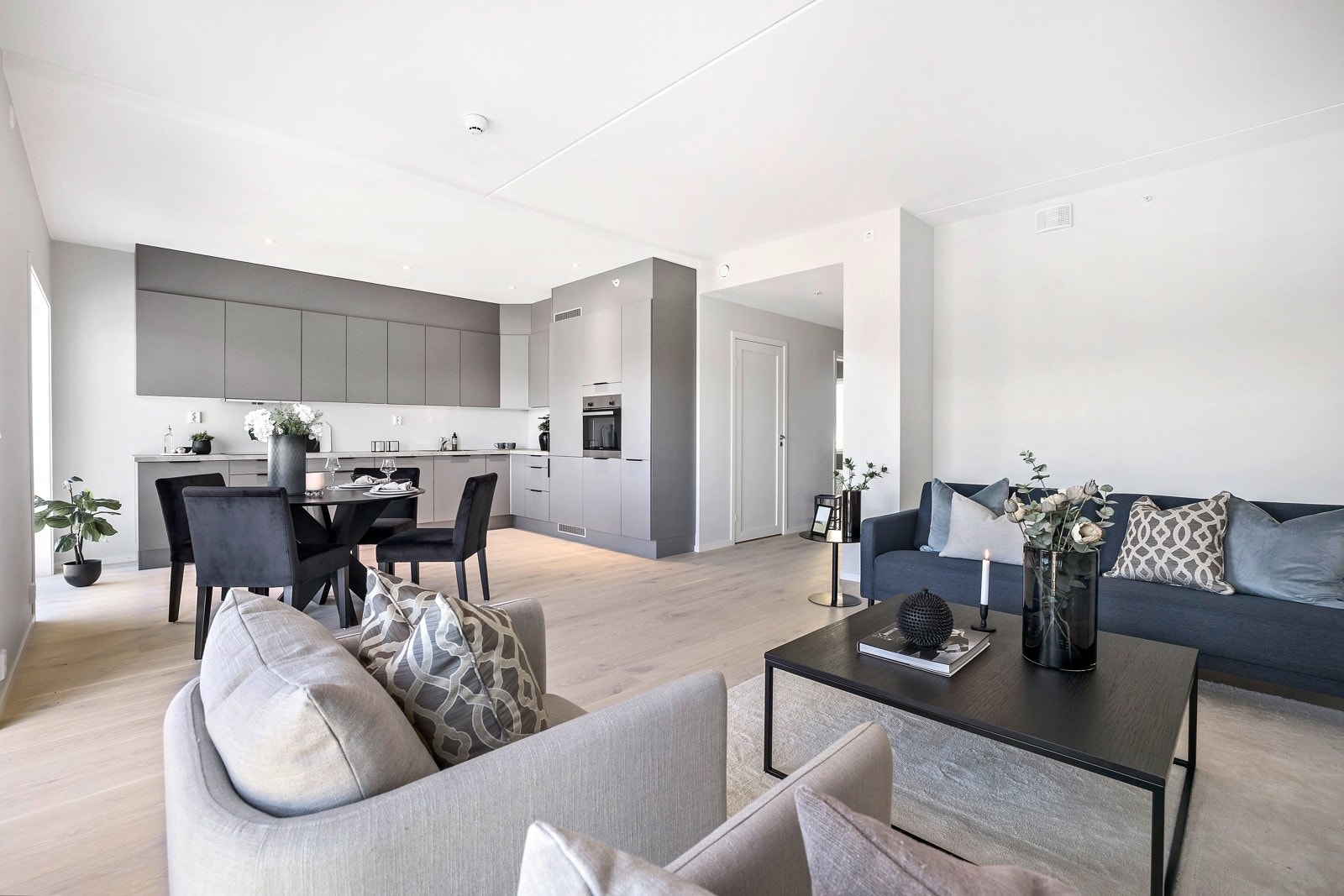 Stuen oppleves som luftig, lys og lun med vannbåren gulvvarme og alle elementer for trivsel på plass. Galleribilde