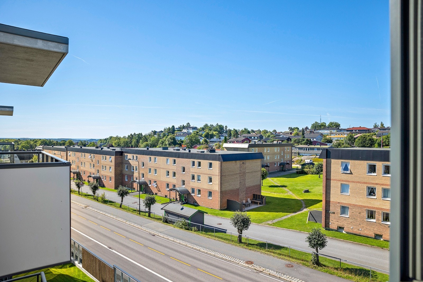 Høyt og fritt plassert i toppetasjen med sol til sene kveld. Galleribilde