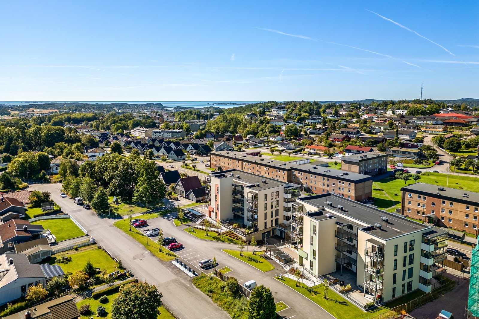 Fellesarealene er pent opparbeidet og har blant annet et drivhus med mulighet for dyrking av egne grønnsaker. Galleribilde