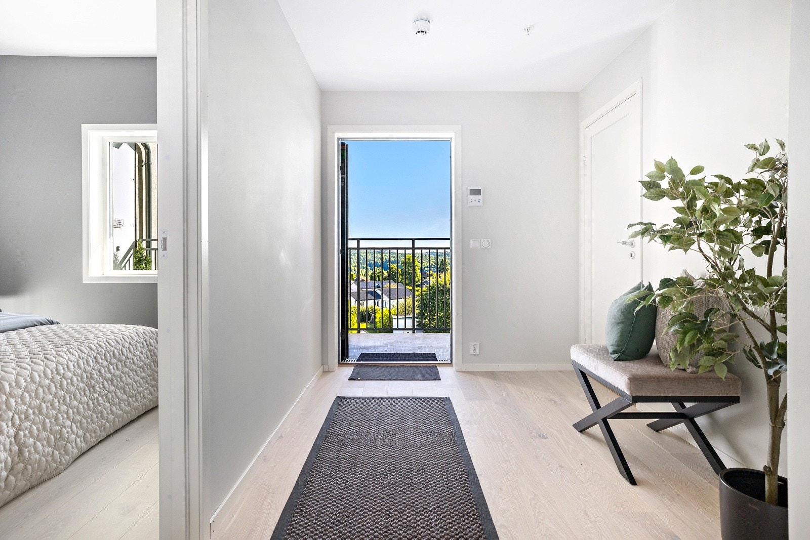 Entreen er innbydende og lys, med enstavs parkett, vannbåren gulvvarme og adkomst til en bod. Galleribilde