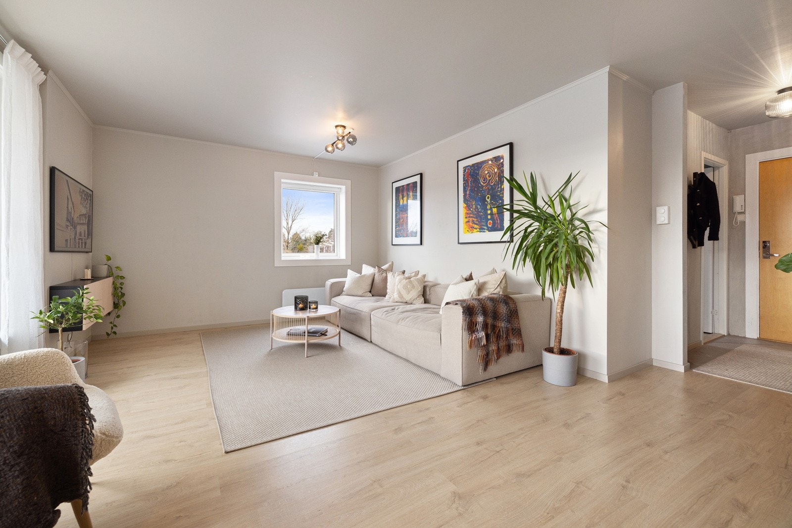 Det er god avstand til nærliggende bebyggelse som gjør at alle rom oppleves lyse og luftige. Galleribilde