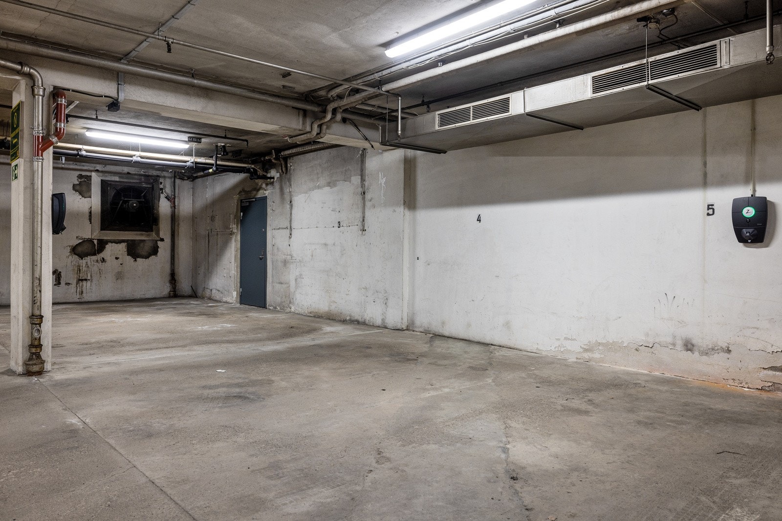 Med leiligheten følger garasjeplass med lader til elbil. Galleribilde