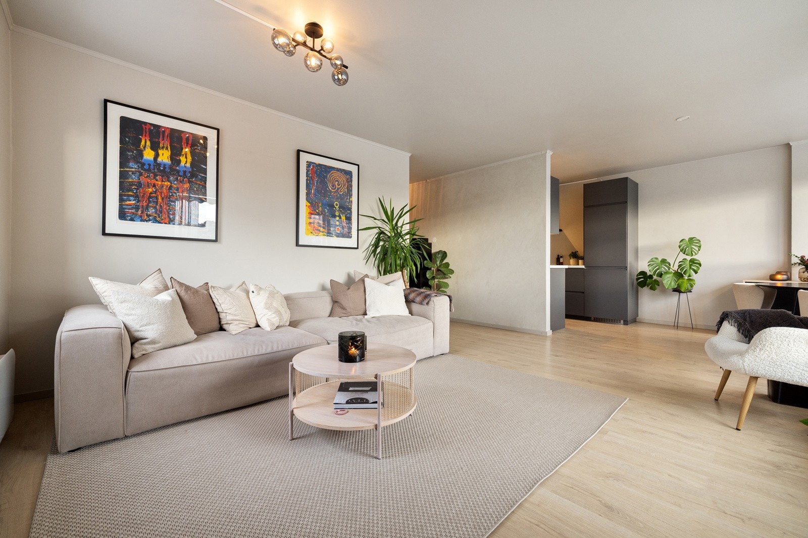 Helsparklede og slette overflater, malt i tidsriktige fargetoner i 2022. Galleribilde