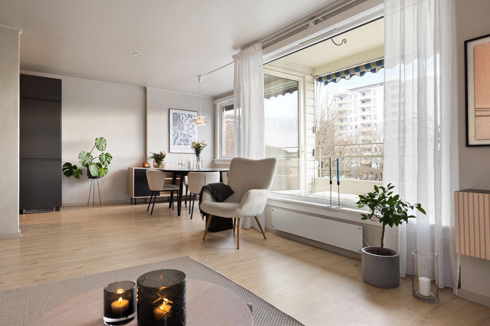 Fin planløsning med naturlig soneinndeling og plass til både spisestue og sofagruppe. Galleribilde