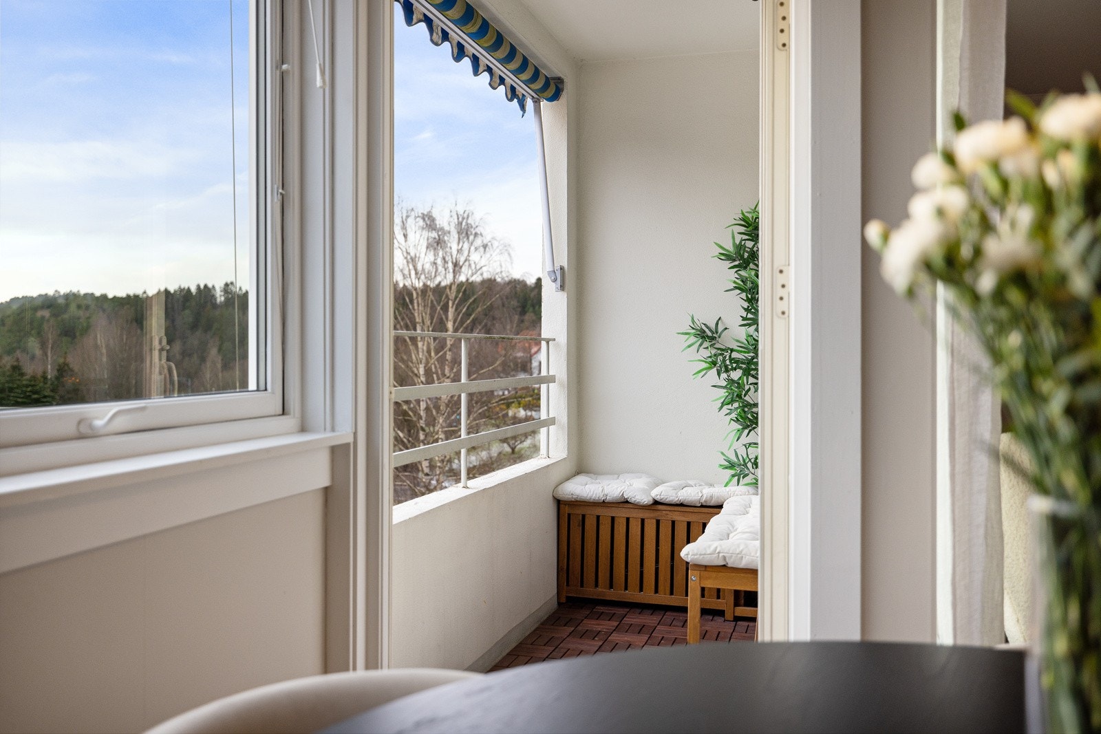 Store vindusflater som slipper inn mye naturlig lys. Galleribilde