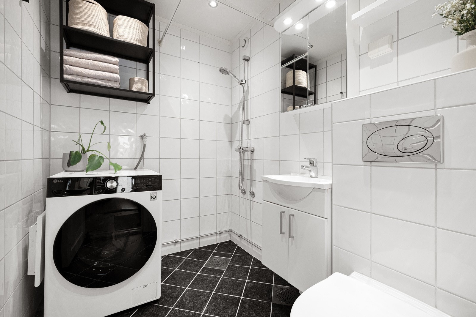 Stilrent, flislagt baderom pusset opp i regi av borettslaget i 2007. Opplegg for vaskemaskin. Galleribilde